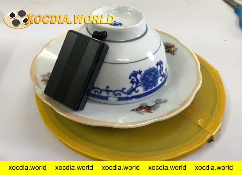 Bộ bát đĩa và thiết bị theo dõi phục vụ xóc đĩa bịp